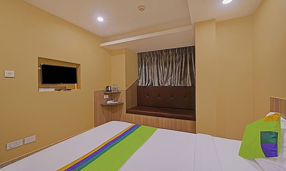 Treebo Fourth Avenue Deluxe Double Room 21