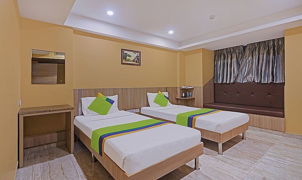 Treebo Fourth Avenue Deluxe Double Room 8