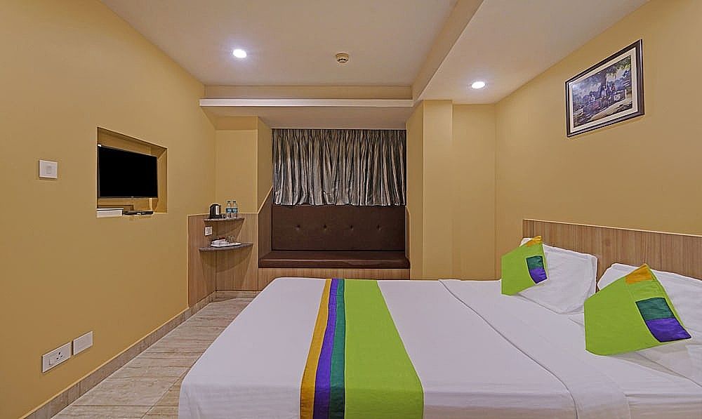 Treebo Fourth Avenue Deluxe Double Room 26