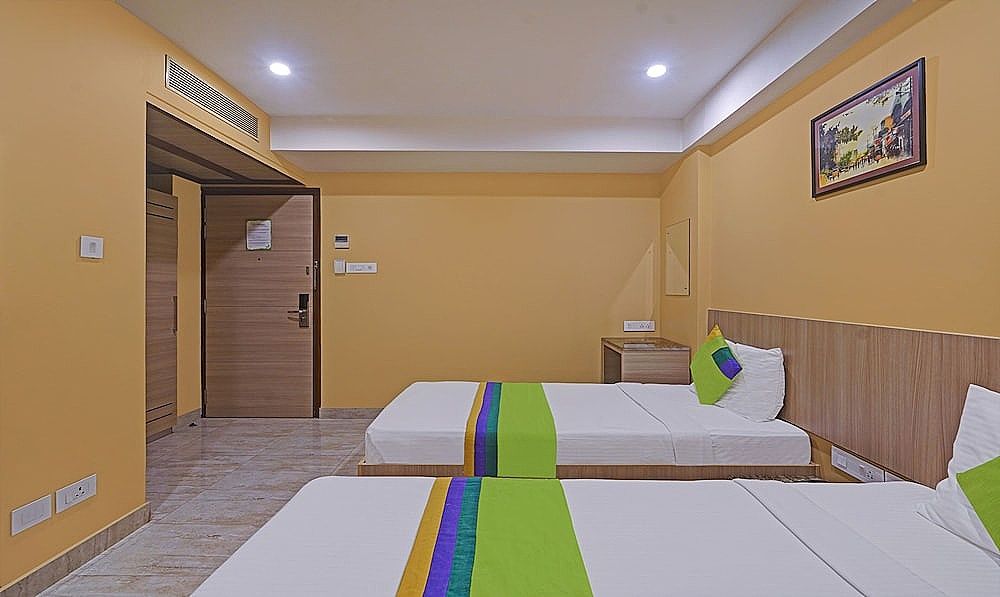 Treebo Fourth Avenue Deluxe Double Room 10