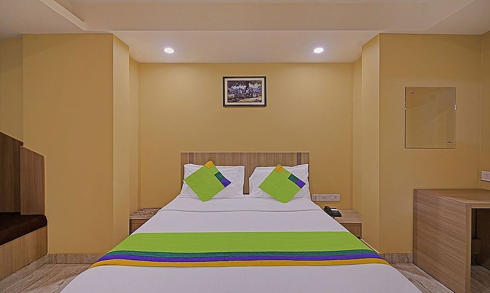 Treebo Fourth Avenue Deluxe Double Room 19