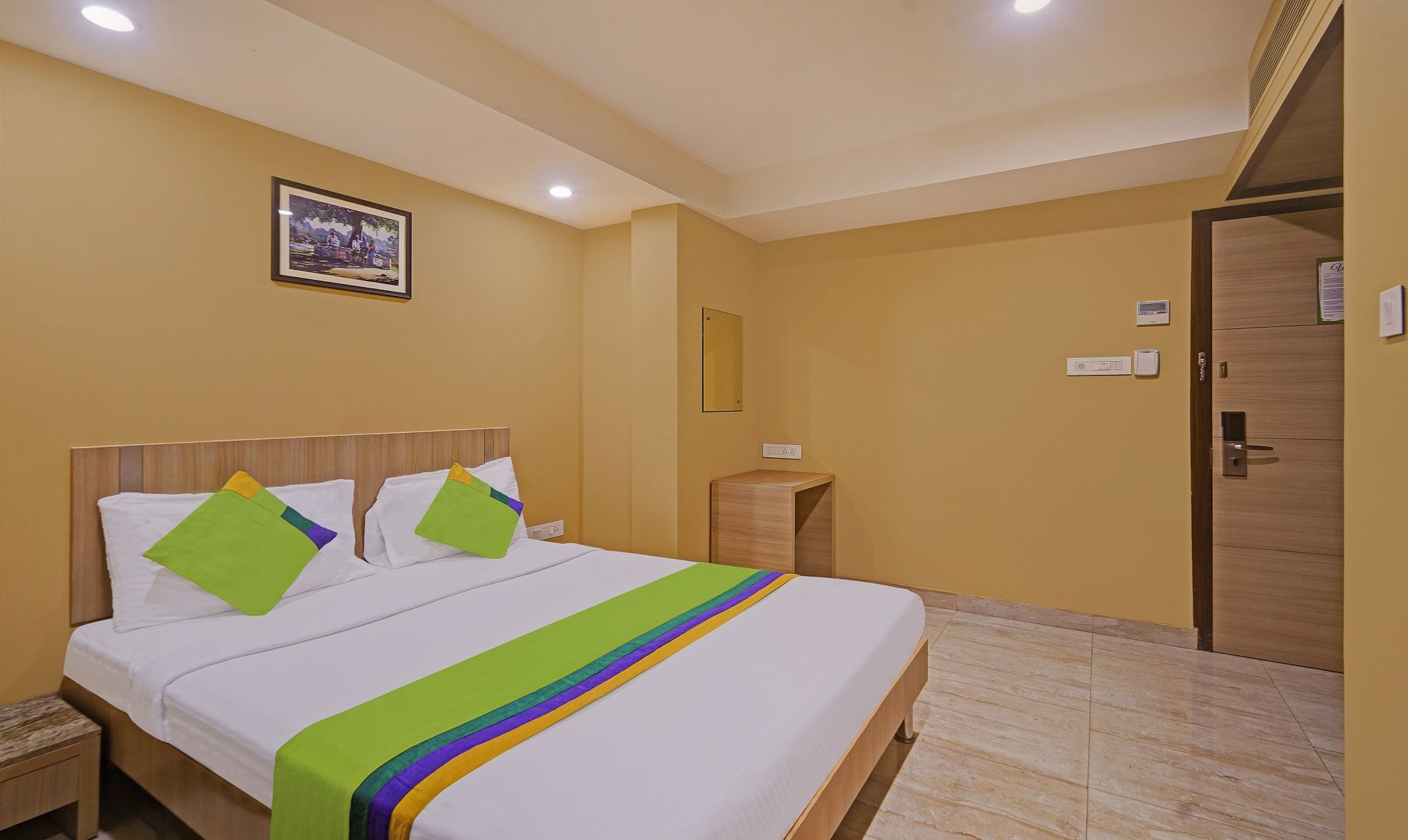 Treebo Fourth Avenue Deluxe Double Room 7