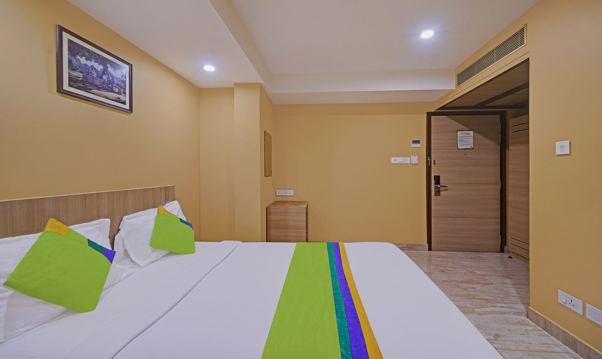 Treebo Fourth Avenue Deluxe Double Room 13