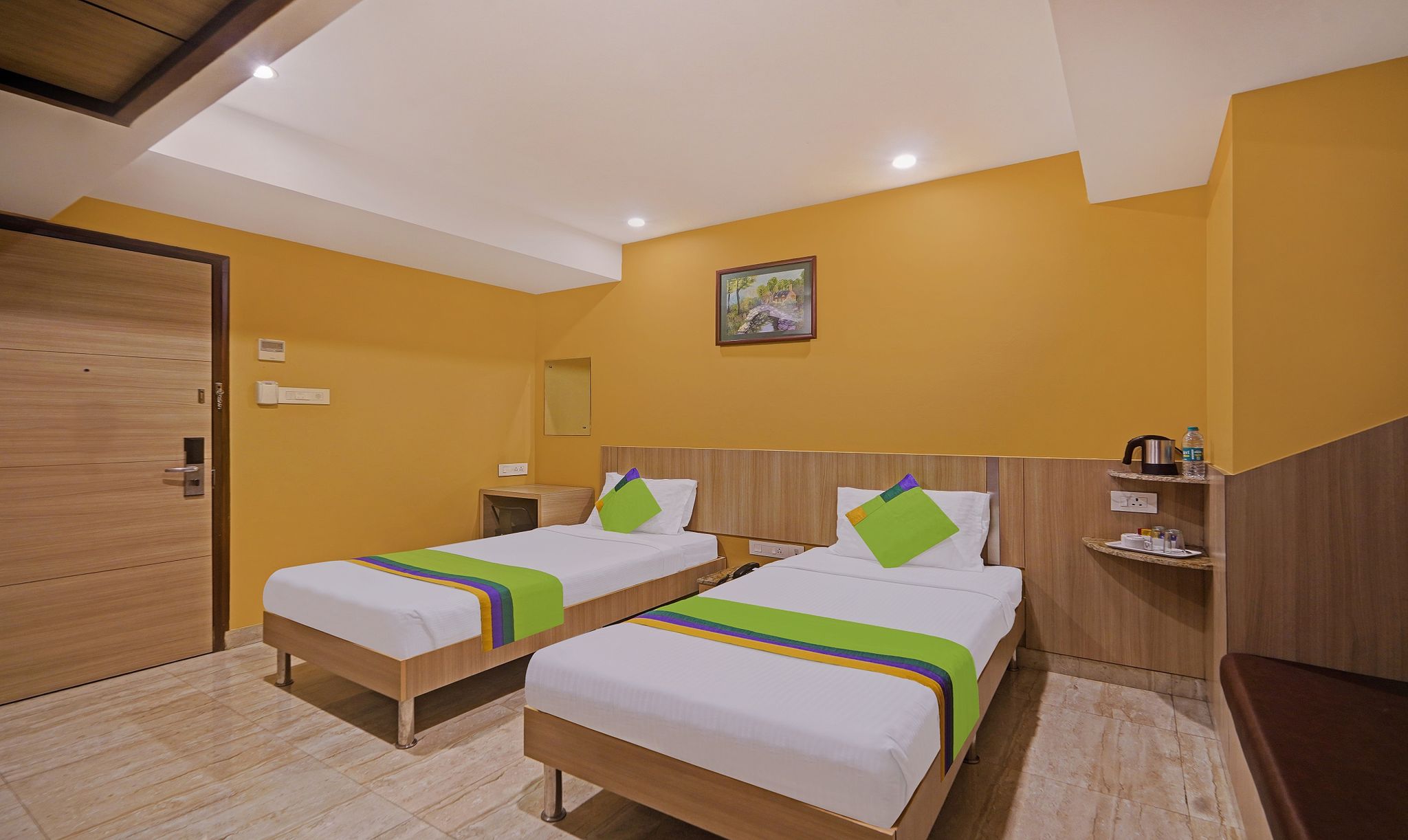 Treebo Fourth Avenue Deluxe Double Room 5