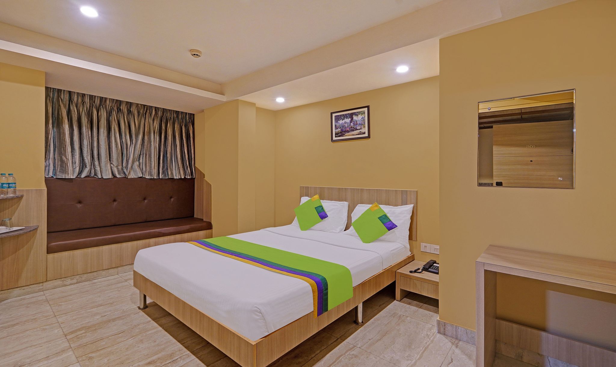 Treebo Fourth Avenue Deluxe Double Room 15