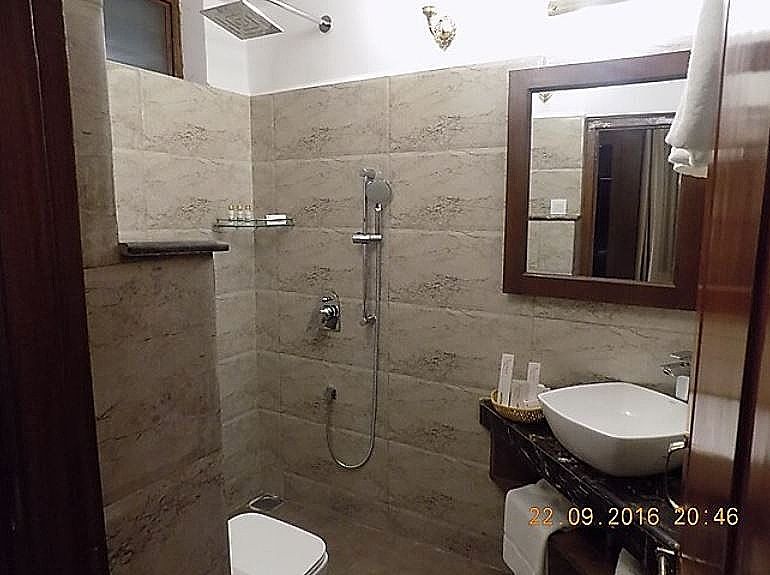 Devnadi -The Heritage Hotel Deluxe Room Non Ganga View 3