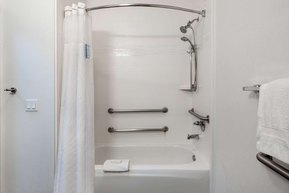 Room, 2 Queen Beds, Accessible, Bathtub