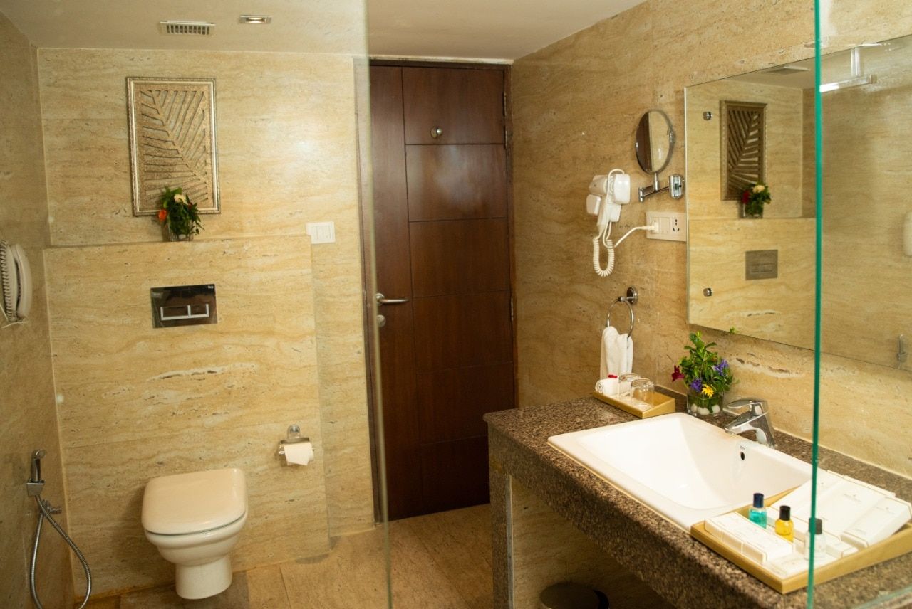 Inde Royal Tulip Kufri Superior King Room 7