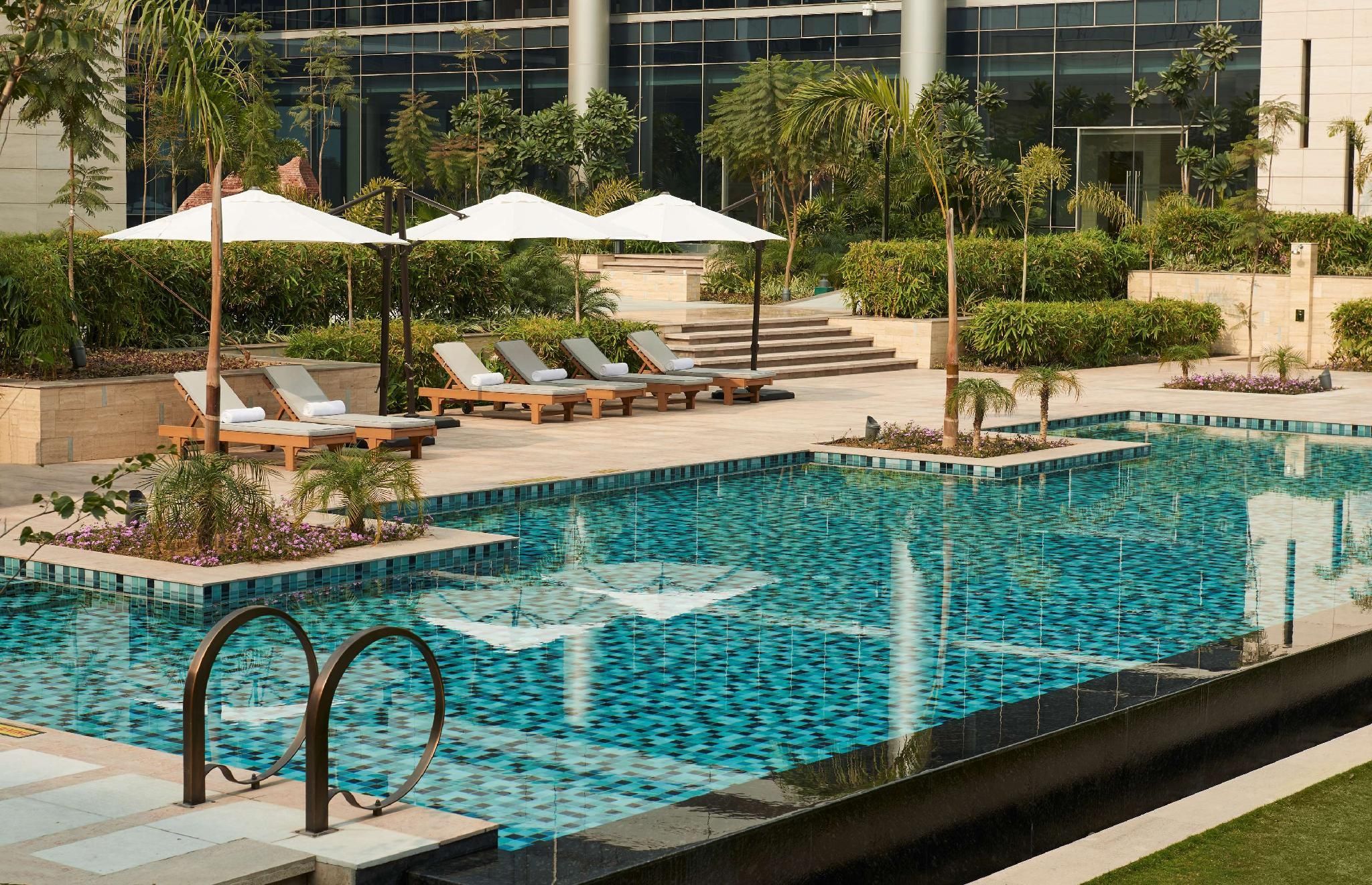 Swimming pool [outdoor]