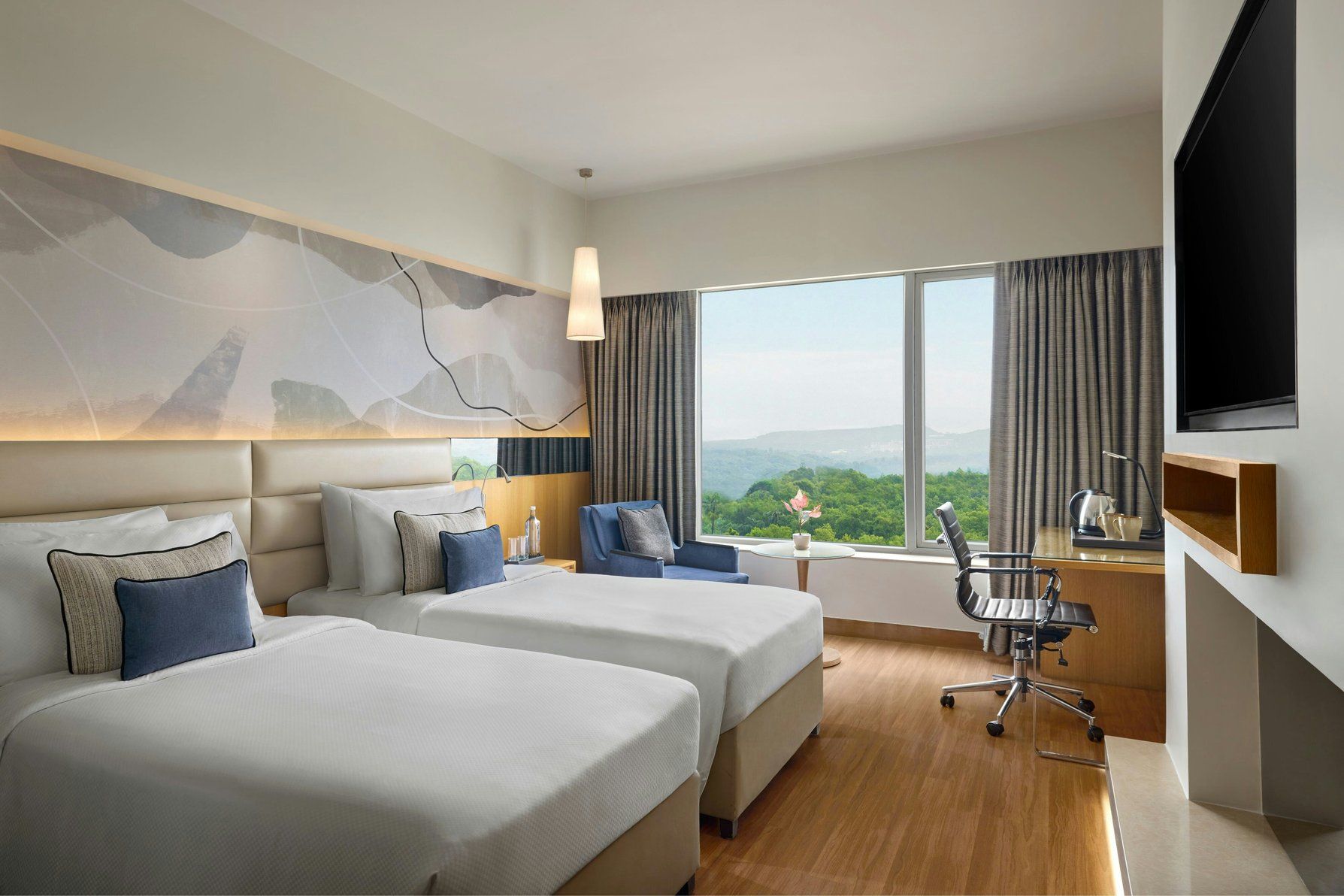 Guestroom - Twin Beds - Desk - Garden View