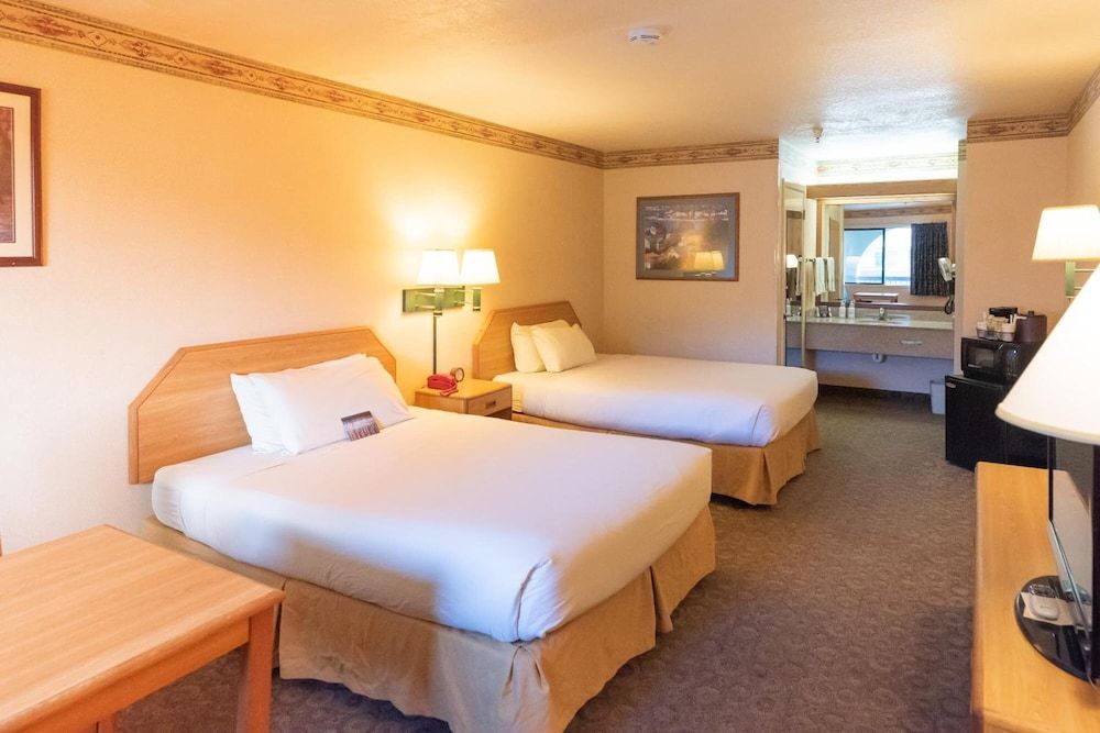 The Redwood Riverwalk, A Boutique Hotel Deluxe Room, 2 Queen Beds 2