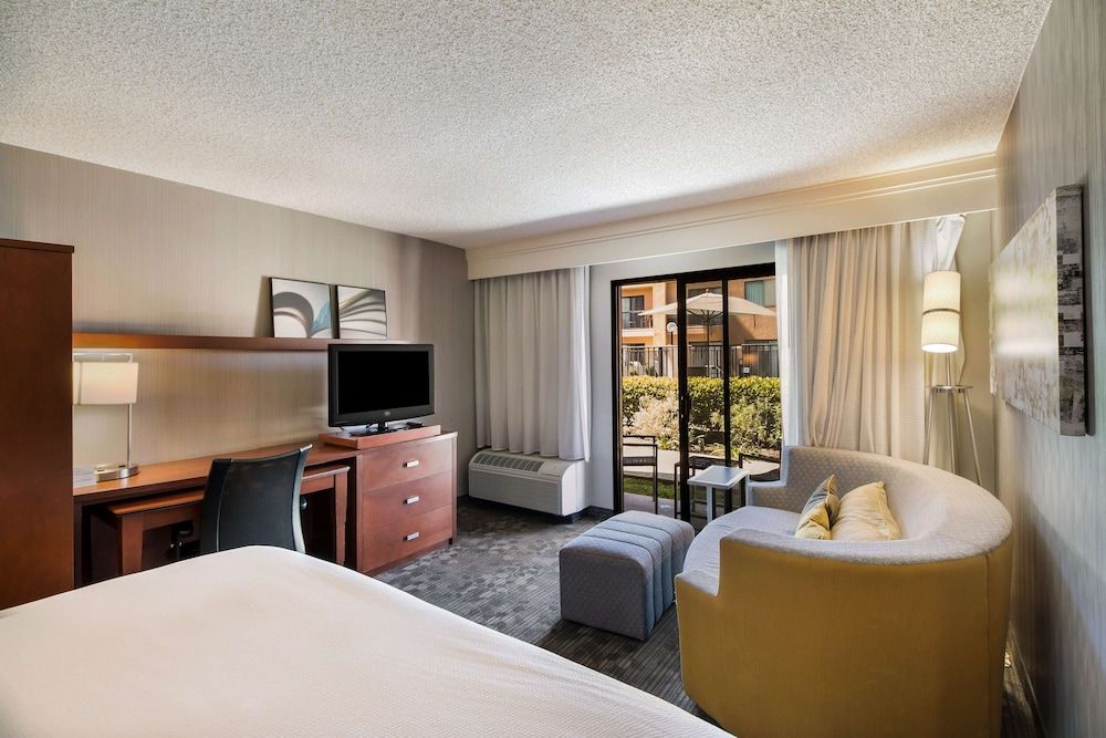 Sonesta Select Huntington Beach Fountain Valley Deluxe Room, 1 King Bed with Sofa bed, Accessible (Mobility Roll in Shower) 2