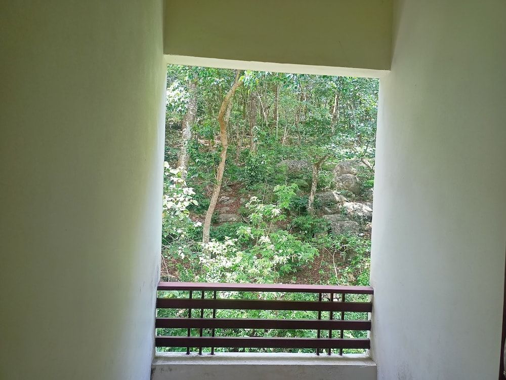 Madha Home Resorts Deluxe Double Room 7