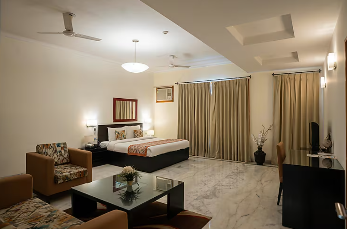 Ahuja Residency Cyber City I Luxury Room