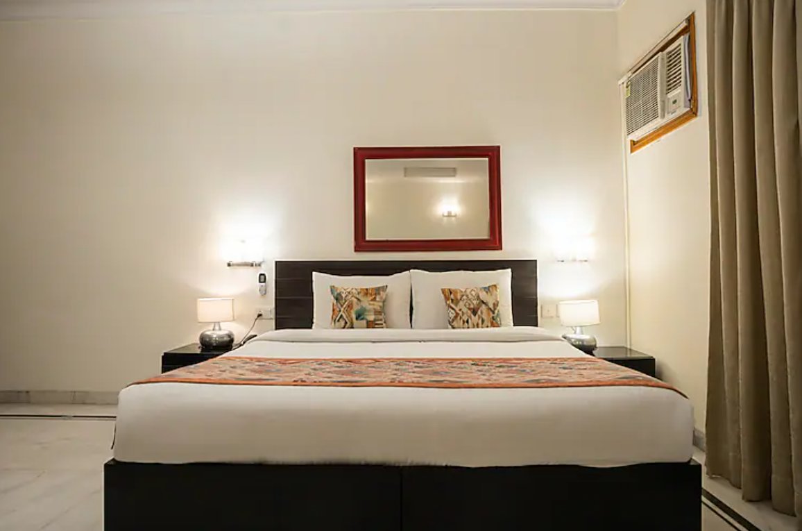 Ahuja Residency Cyber City I Luxury Room 3