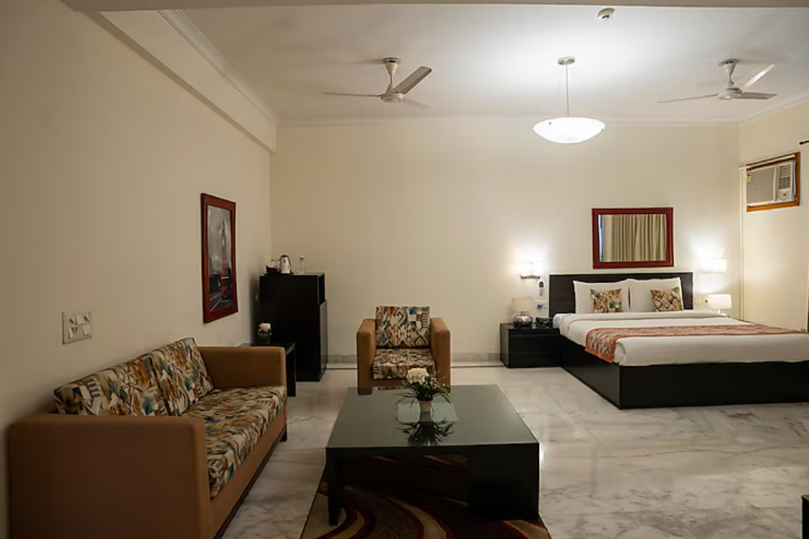 Ahuja Residency Cyber City I Luxury Room 4