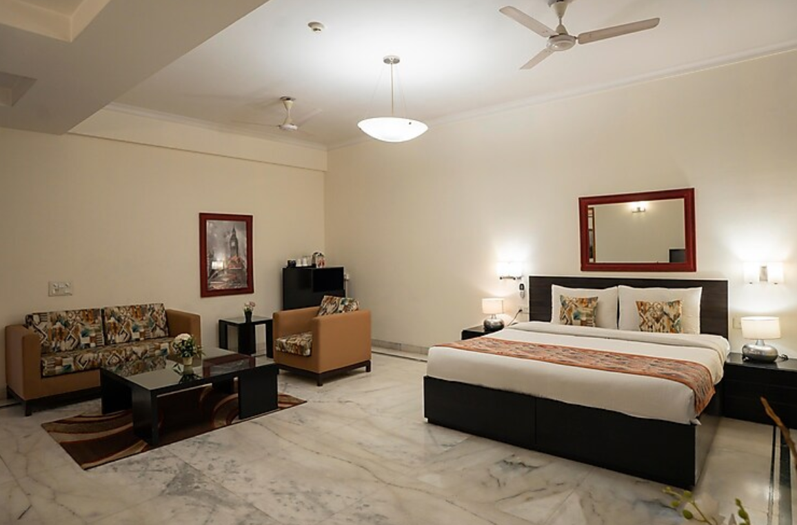 Ahuja Residency Cyber City I Luxury Room 2