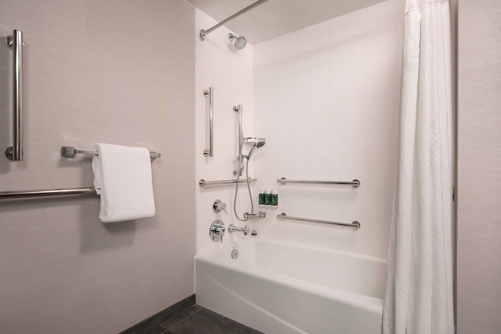 Room, 1 King Bed, Non Smoking (Mobility/Hearing Accessible, Tub)