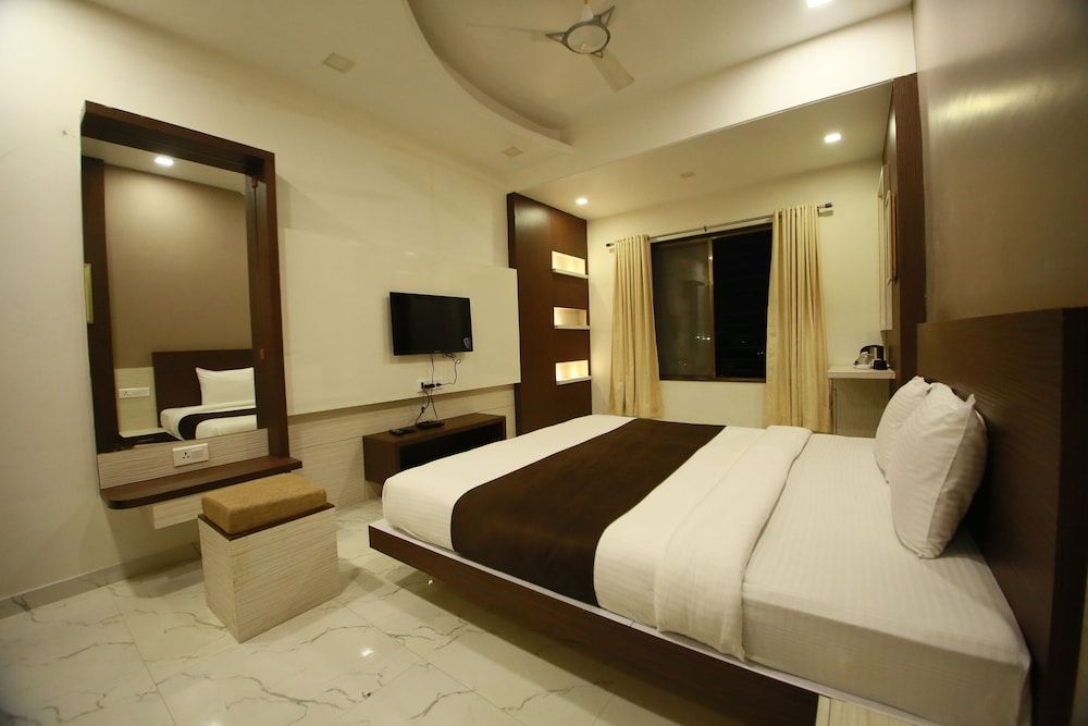 Hotel Madhuri Executive Standard Non AC Double Bed Room 4