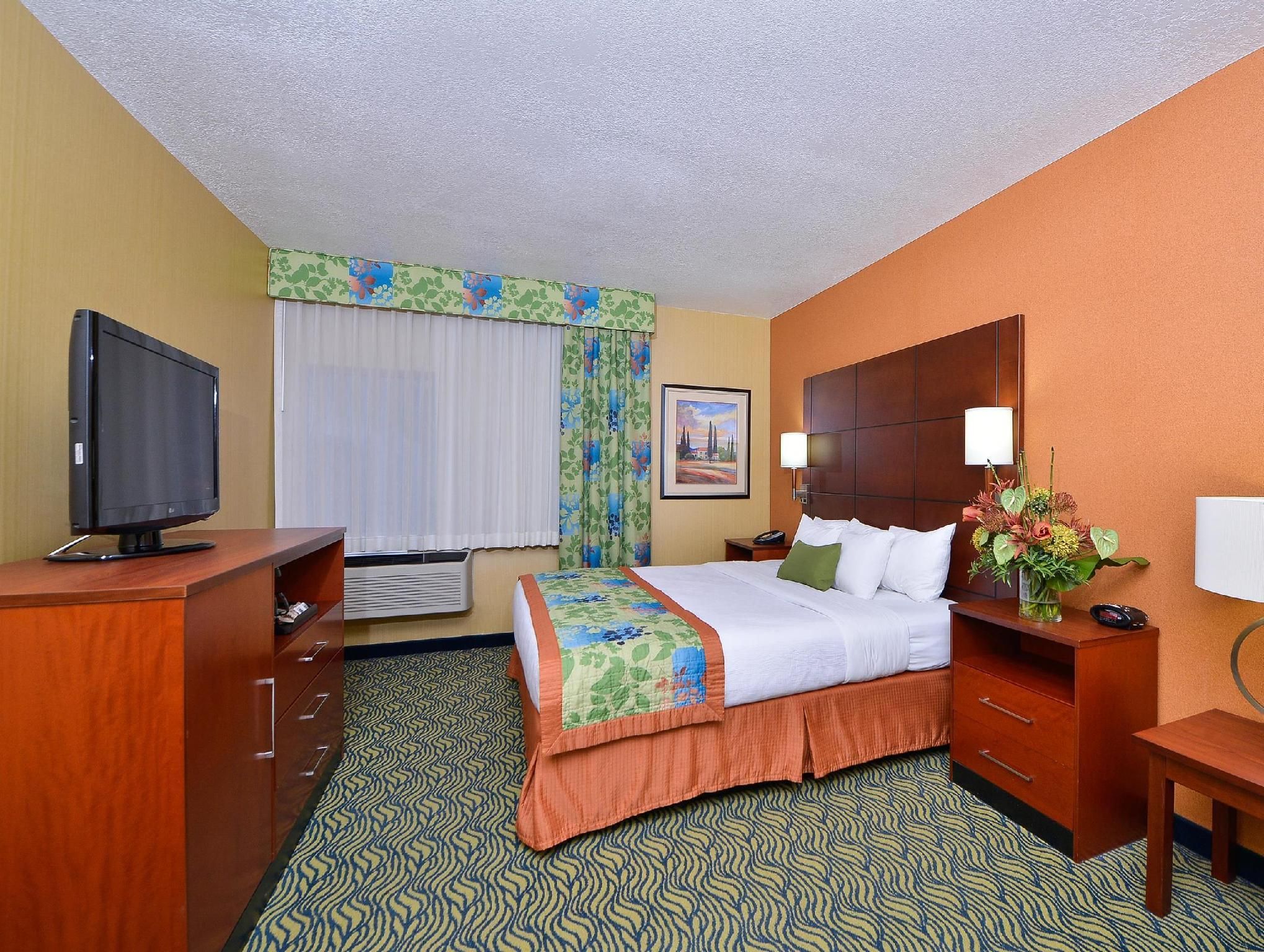 Best Western Plus Fresno Inn Accessibility - 1 Queen, Roll-in Shower, Sofabed, Nonsmoking 2