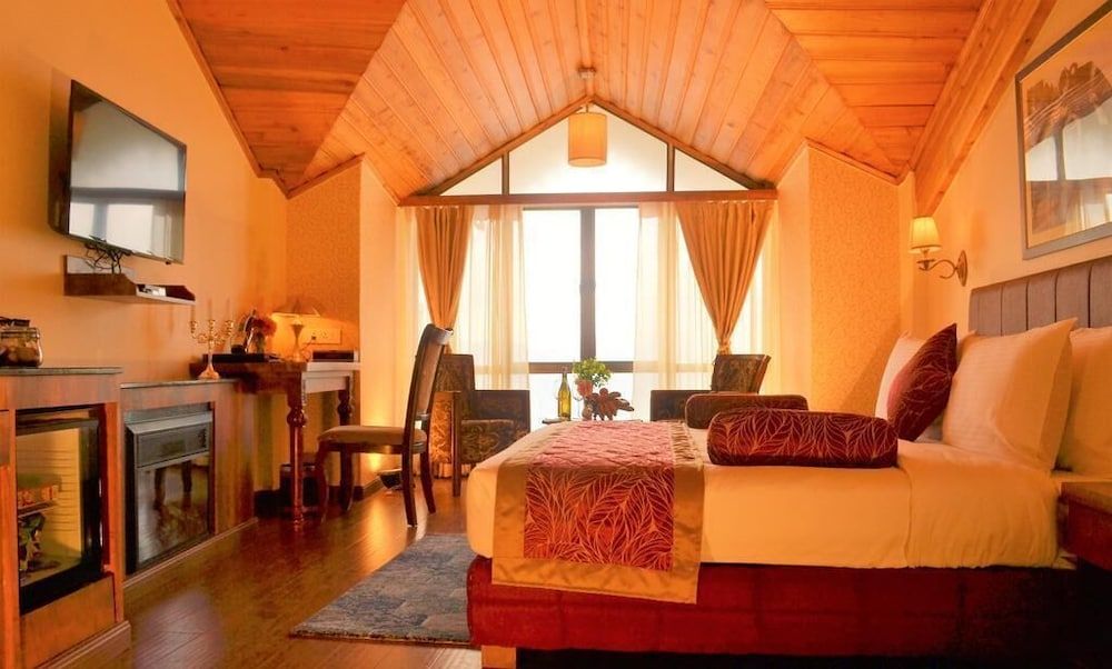 CRESCENT RESORT Deluxe Double Room, Hill View