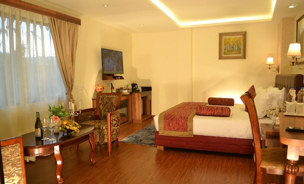 CRESCENT RESORT Deluxe Double Room, Hill View 2