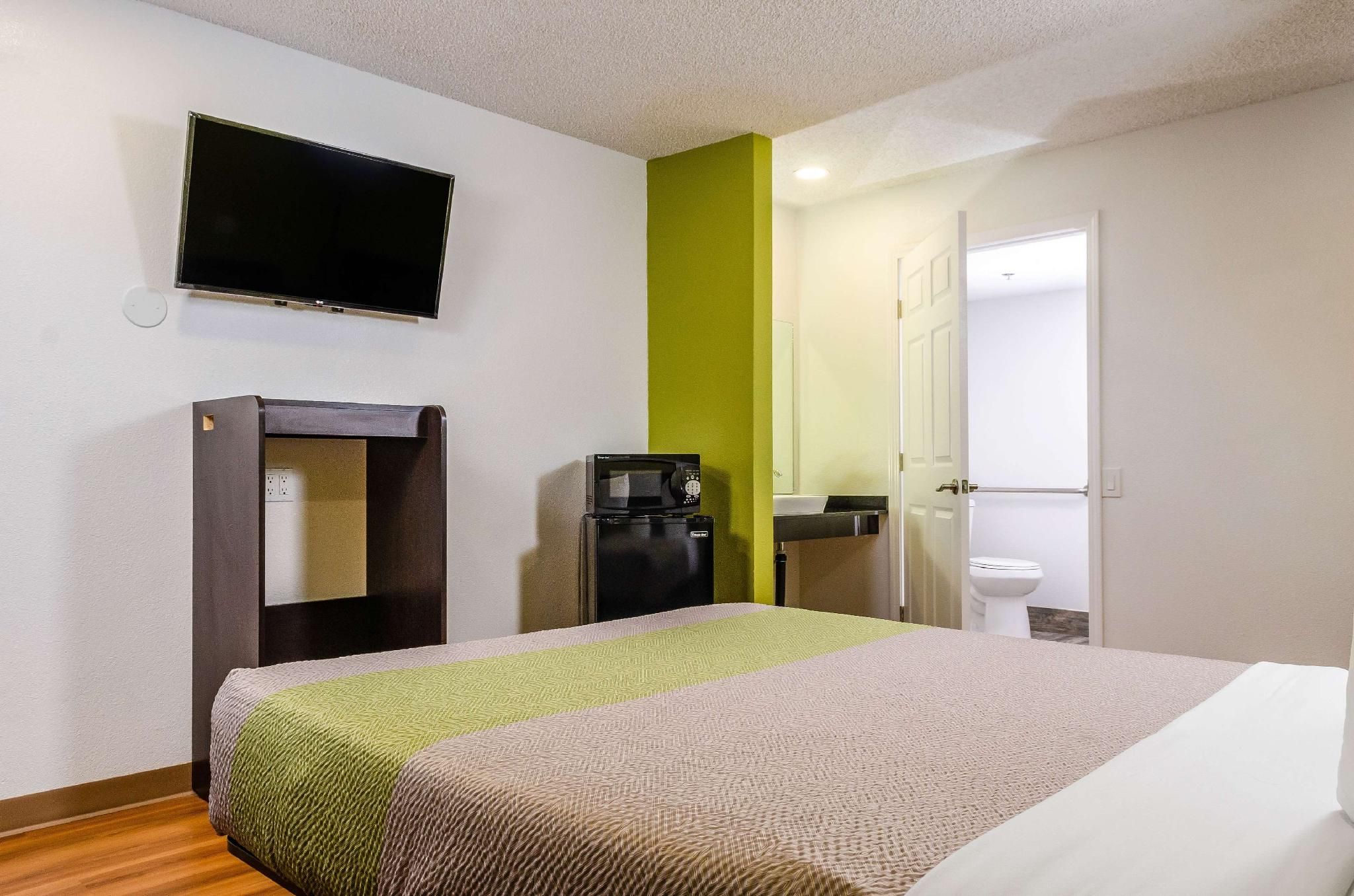 1 King Bed | Non-Smoking, Micfridge
