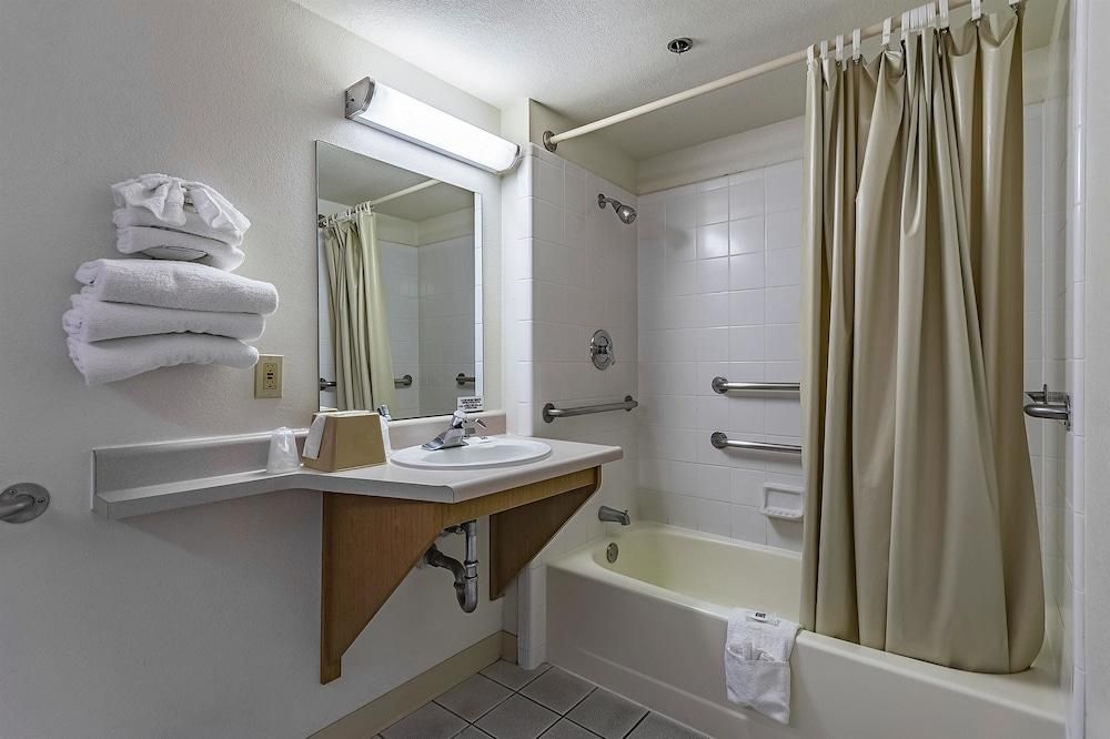 Queen Room - Disability Access - Non-Smoking