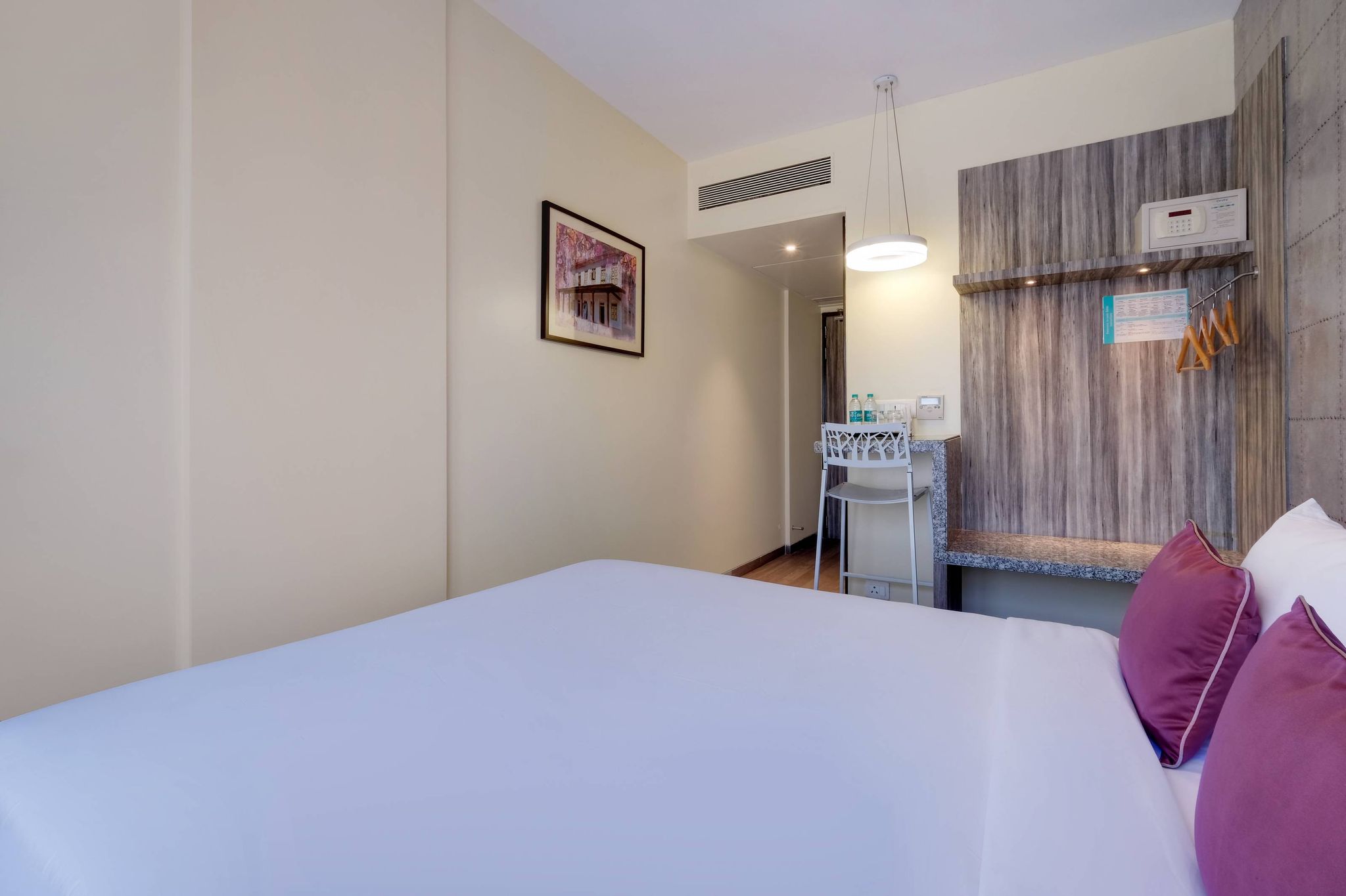 7 Apple Hotel Vadodra Standard Queen Room 4