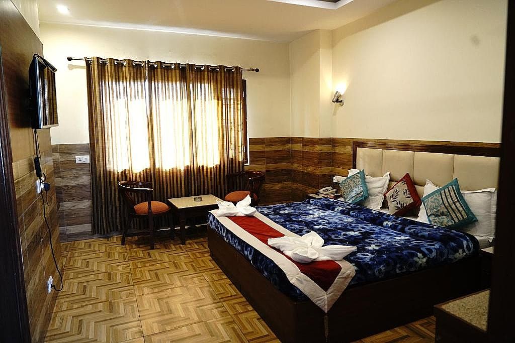 Hotel Vishnu Inn Deluxe Double Room 11