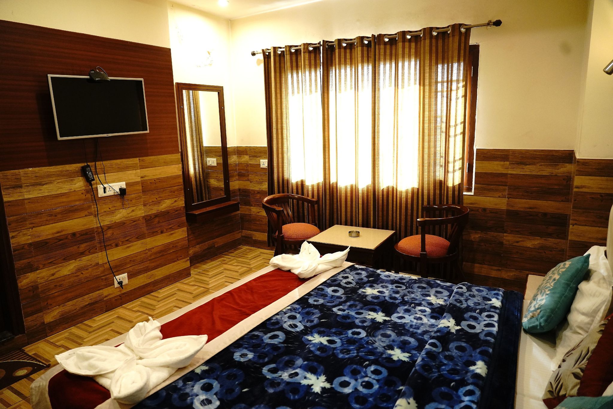 Hotel Vishnu Inn Deluxe Double Room 4