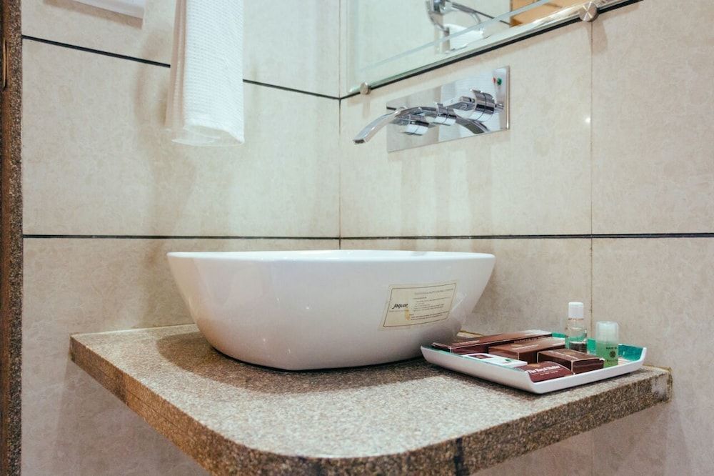 Bathroom sink