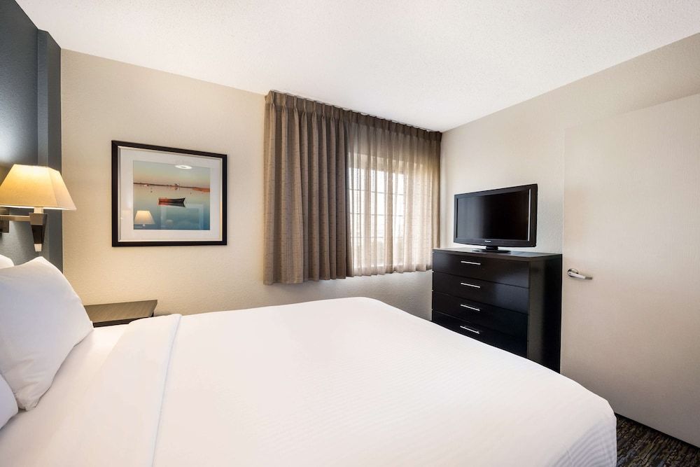 Sonesta Simply Suites Anaheim Suite, 1 Queen Bed, Accessible (Mobility Tub One Bedroom) 3