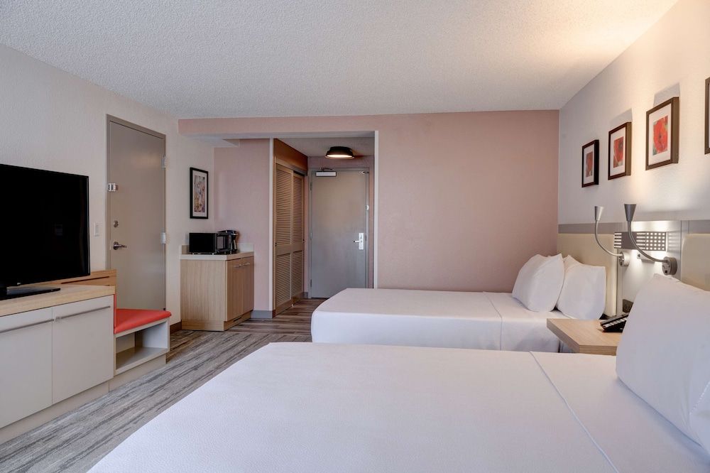 Room, 2 Queen Beds, Accessible (Bathtub)