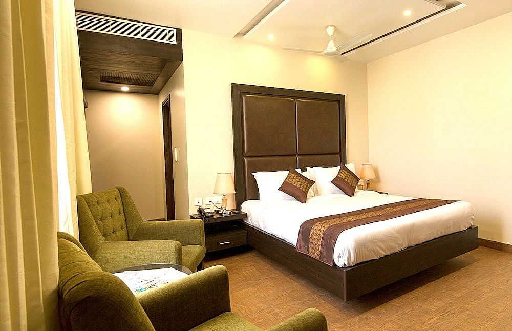 The Livin Gold Room 11