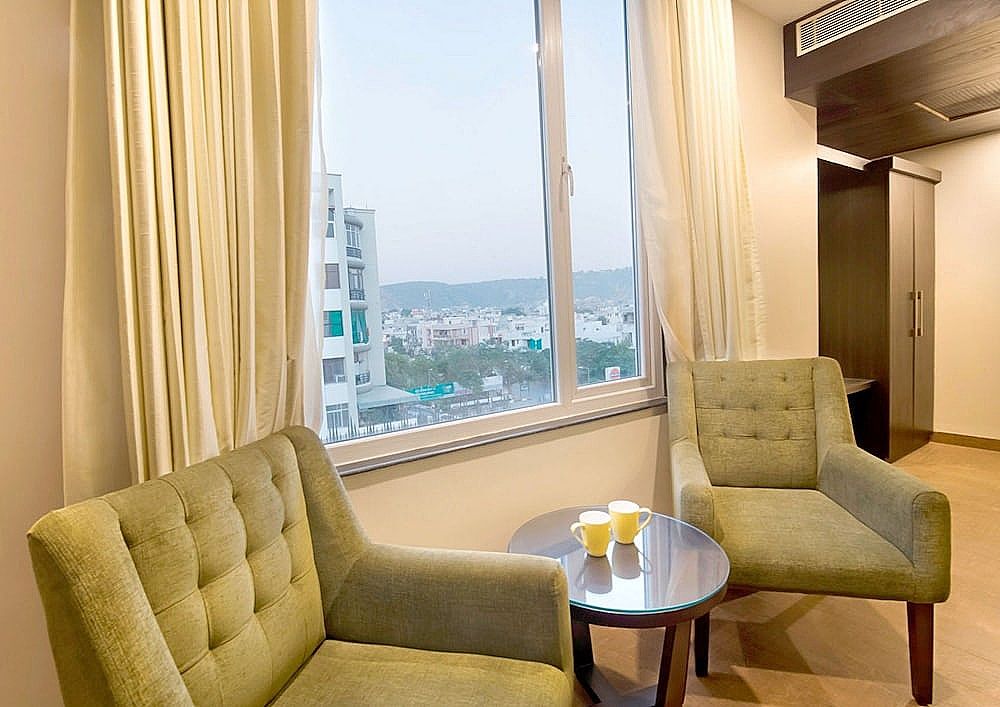 The Livin Gold Room 10