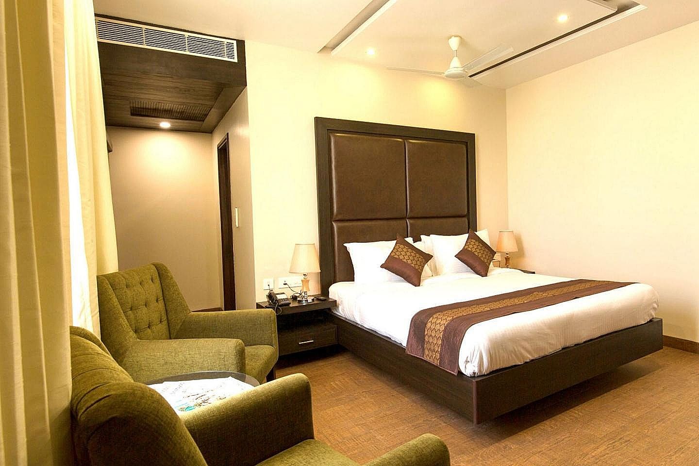 The Livin Gold Room 6