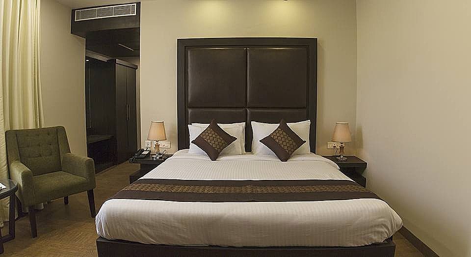 The Livin Gold Room 7