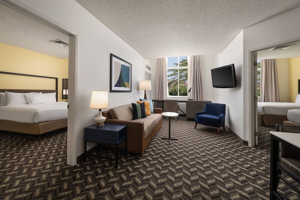 Family Suite, 2 Bedrooms, Non Smoking (Mobility/Hearing Access, Roll-in Shwr)