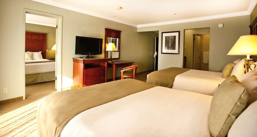 Best Western Plus Forest Park Inn Family Suite, 2 Queen Beds, Non Smoking, Refrigerator 4