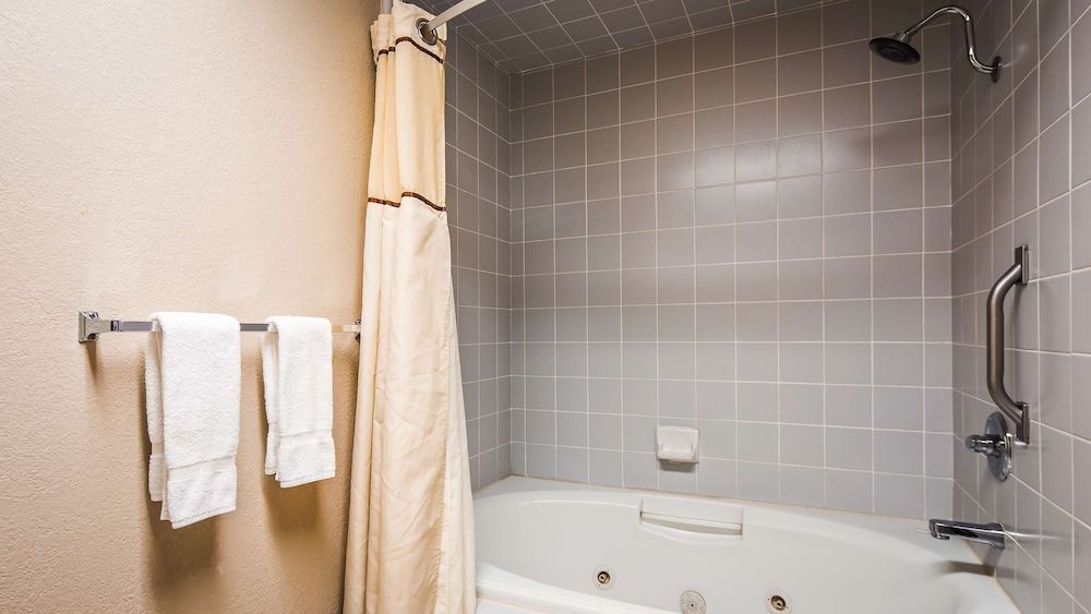 Best Western Plus Forest Park Inn Standard Room, 1 King Bed, Non Smoking, Fireplace 11