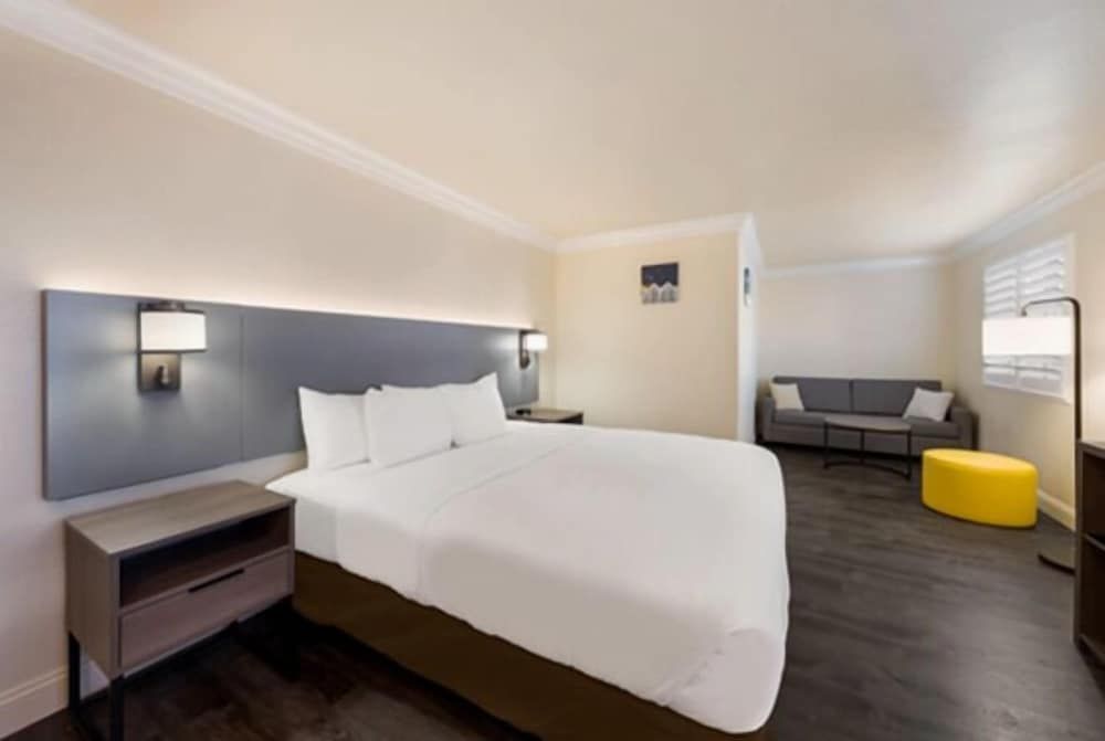 Suite, 1 King Bed with Sofa bed, Non Smoking