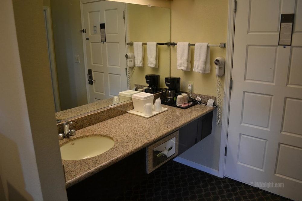 Miramar Inn Standard Room, 1 King Bed 3