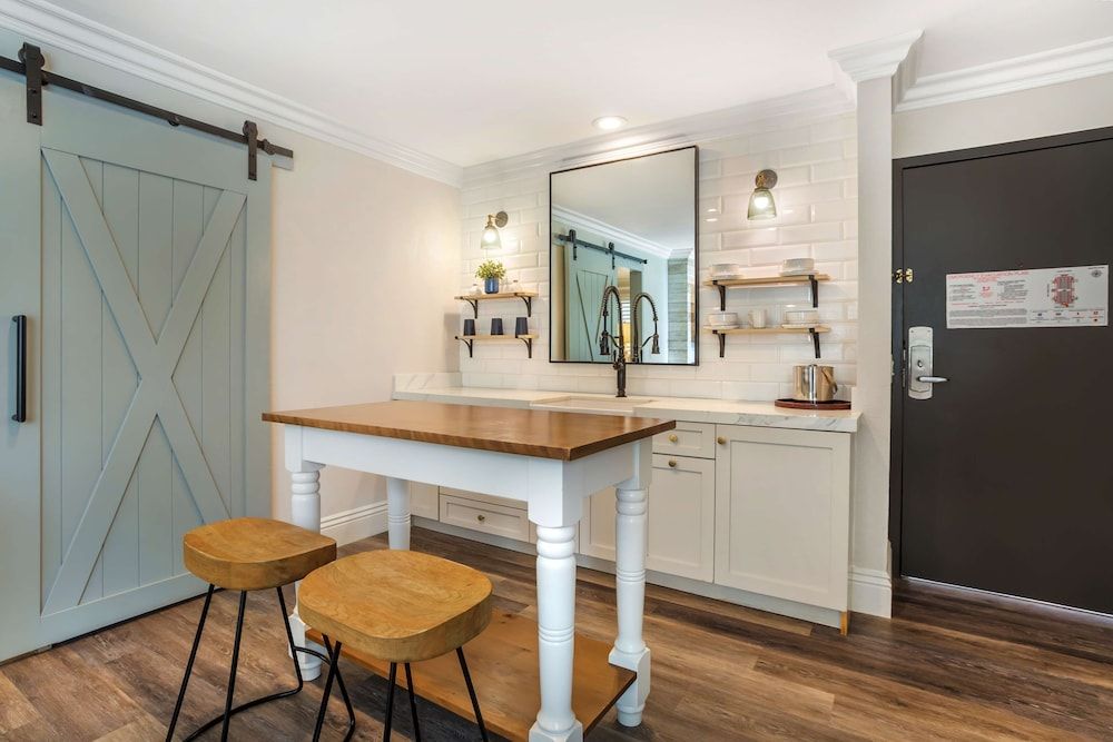 Best Western Dry Creek Inn Suite, 1 King Bed, Non Smoking, Fireplace (with Sofabed) 4