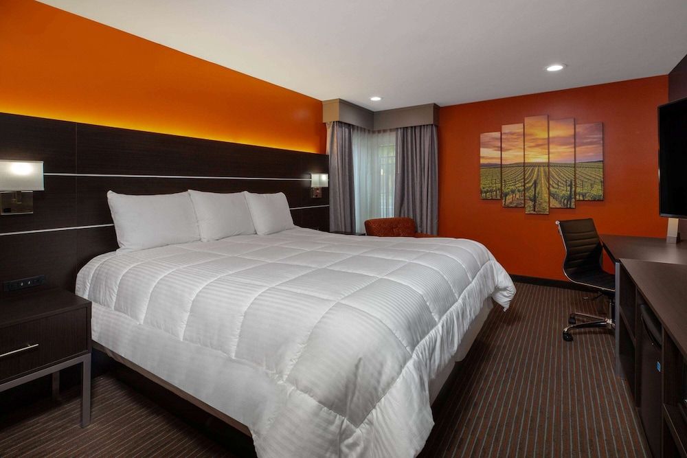 Standard Room, 1 King Bed