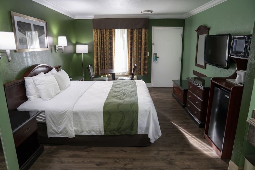 Deluxe Room, 1 King Bed with Hot Tub, Non Smoking