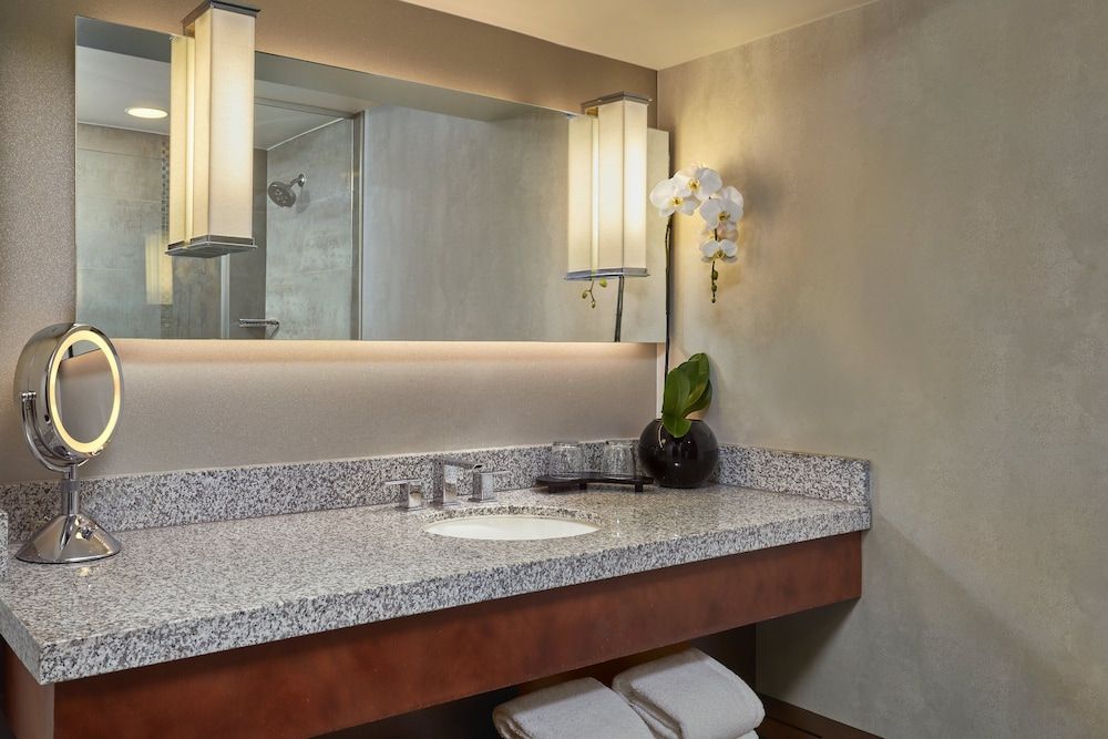 Loews Hollywood Hotel Standard Room, 1 King Bed 3