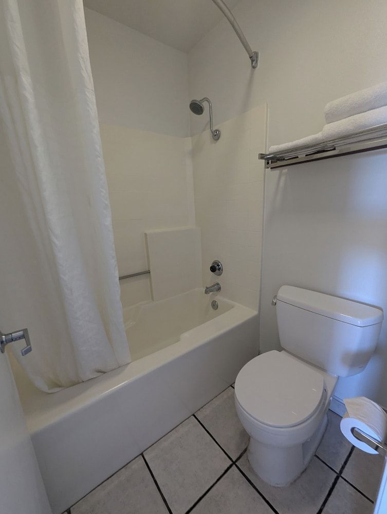 Oceanview Motel - Huntington Beach Deluxe Room, 1 King Bed, Non-Smoking, Partial Ocean View, One Parking Space 21