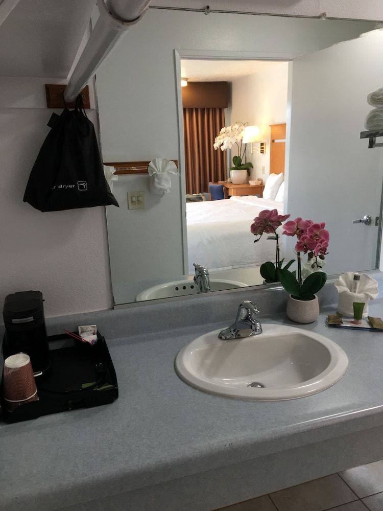 Oceanview Motel - Huntington Beach Deluxe Room, 1 King Bed, Jetted Tub, Non-Smoking, Street View, One Parking Space 10