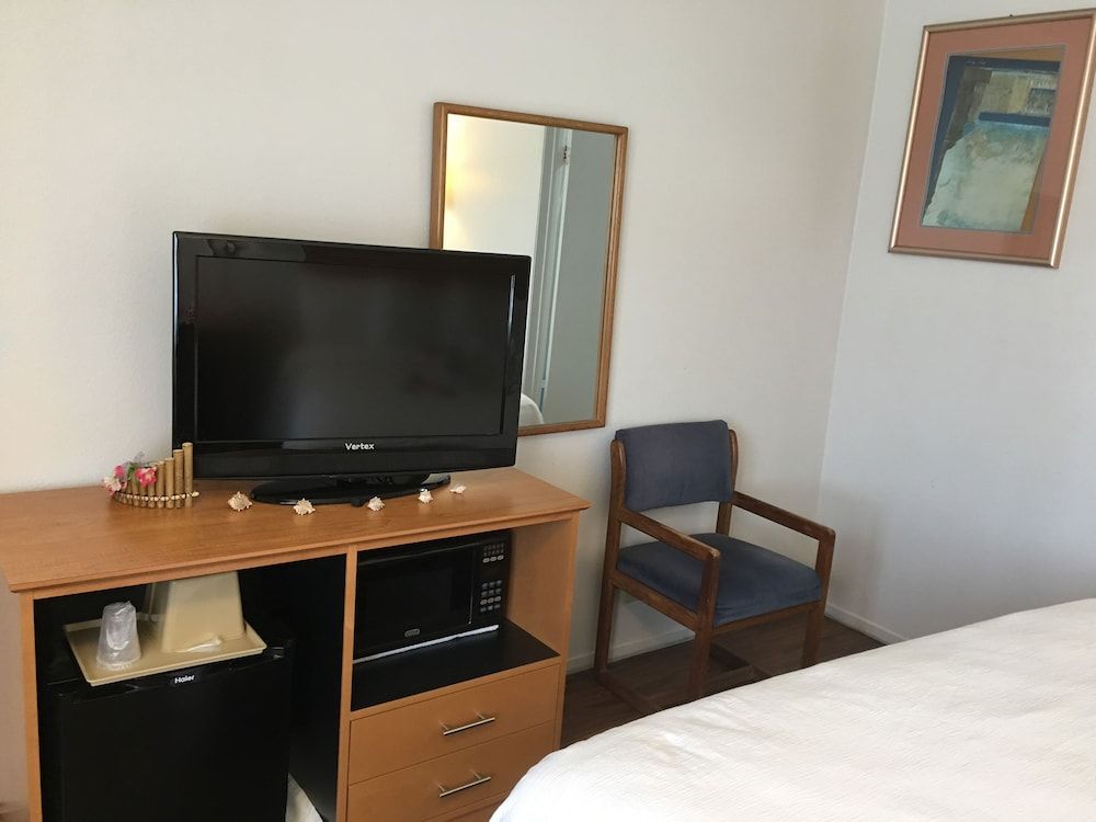 Oceanview Motel - Huntington Beach Deluxe Room, 1 King Bed, Jetted Tub, Non-Smoking, Street View, One Parking Space 16